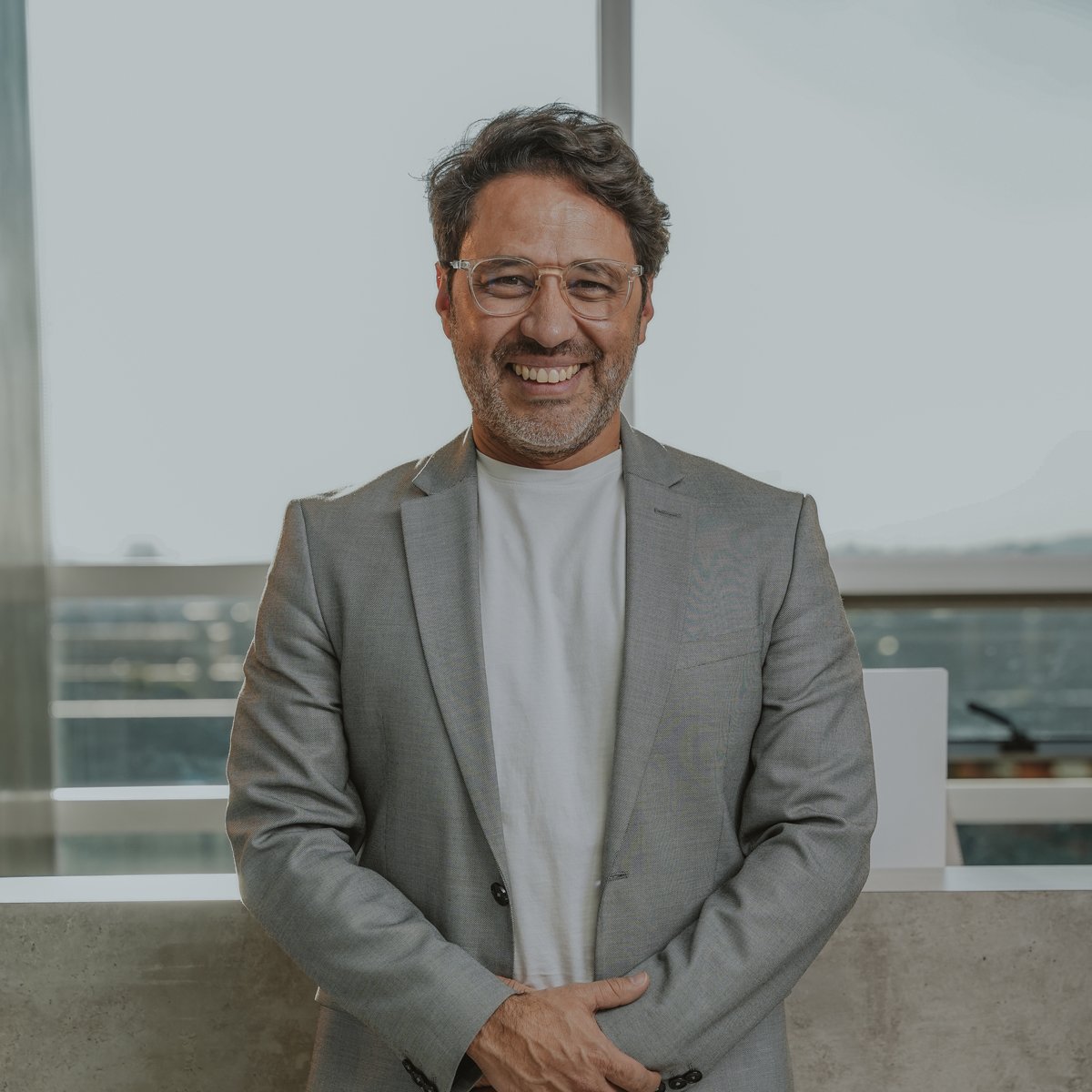 Dr. Gustavo Morales, especialista en implantología oral